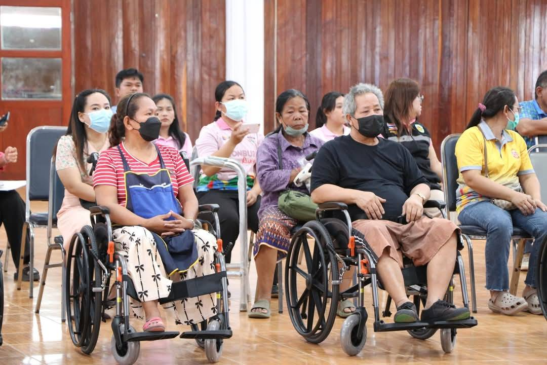 เมื่อวันที่  10  มิถุนายน  2568  นายอมรวัฒน์  โสบกระโทก  นายกองค์การบริหารส่วนตำบลบ้านใหม่ พร้อมคณะ  ได้ร่วมพิธีมอบรถเข็นนั่ง  (Wheelchair)  จากสำนักงานพัฒนาสังคมและความมั่นคงของมนุษย์จังหวัดนครราชสีมา ณ หอประชุมที่ว่าการอำเภอครบุรี  ให้แก่คนพิการ  จำนวน  11  ราย  