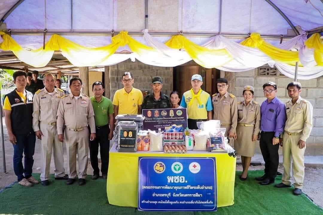 วันที่  5  ธันวาคม  2567  นายมอรวัฒน์  โสบกระโทก  นายกองค์การบริหารส่วนตำบลบ้านใหม่  พร้อมคณะ  ได้ร่วมเป็นเกียรติพิธีมอบบ้านให้แก่  พลทหาร  ชลสิทธิ์  โยธา  อีกทั้งได้มอบถุงยังชีพ ผ้าห่ม ไม้เท้าลุงยักษ์ ยาสามัญประจำบ้านให้แก่ประชาชนผู้สูงอายุและผู้ป่วยในพื้นที่บ้านซับสะเดา  โดยการขับเคลื่อนและได้รับการสนับสนุนจากภาคีเครือข่ายหลายภาคส่วน  อาทิ  กองพันทหารปืนใหญ่ที่  3  กรมทหารปืนใหญ่ที่ 3  ค่ายสุรนารี  อบต.บ้านใหม่  พชอ.ครบุรี  ผู้นำและชาวบ้านซับสะเดา 